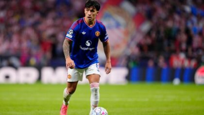 Lisandro Martinez ‘nổi đóa’ với lãnh đạo MU tại họp báo
